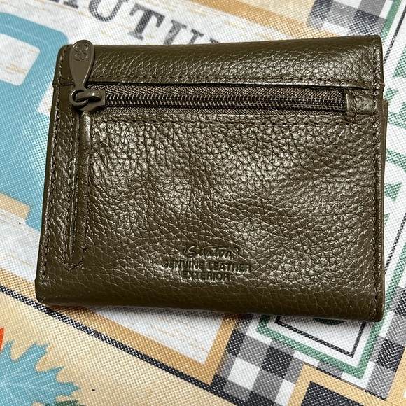 Buxton Small Genuine Leather Exterior Green Tri-fold Wallet - Picture 2 of 8